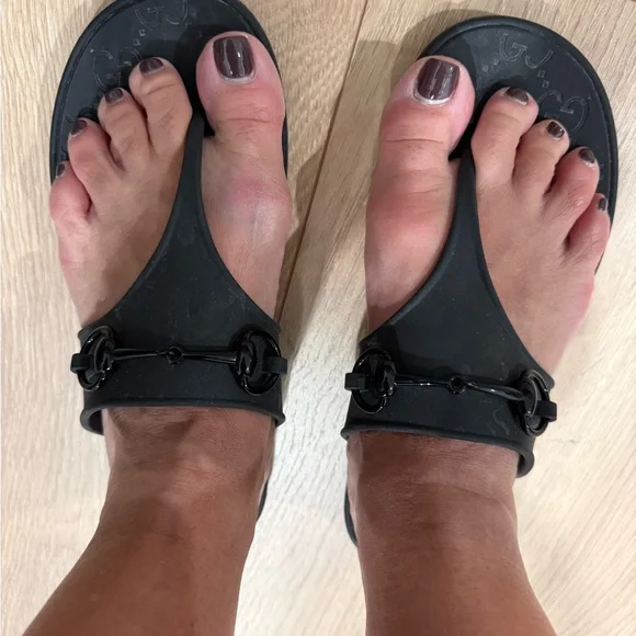 Gucci Black Sandals with Logo Detail - Picture 2 of 3